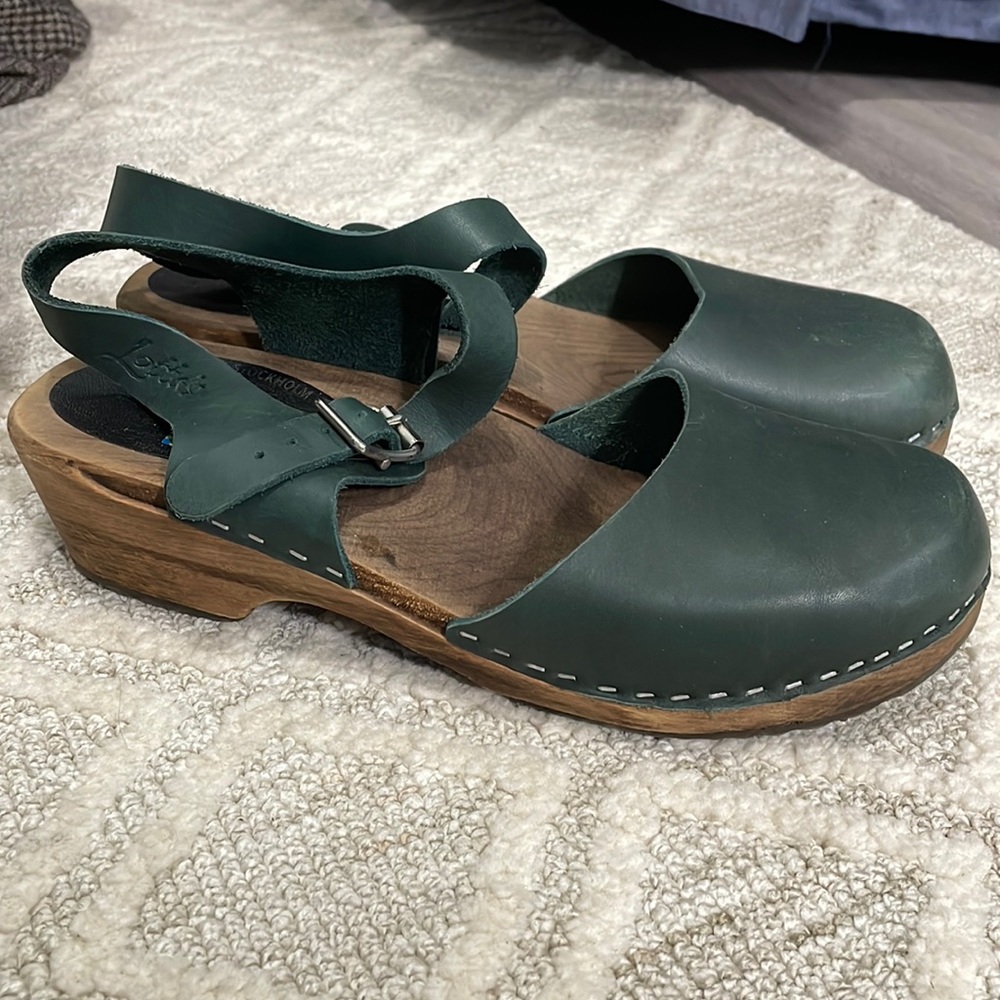 Lottas Low wood Dark Green clog on Brown Base